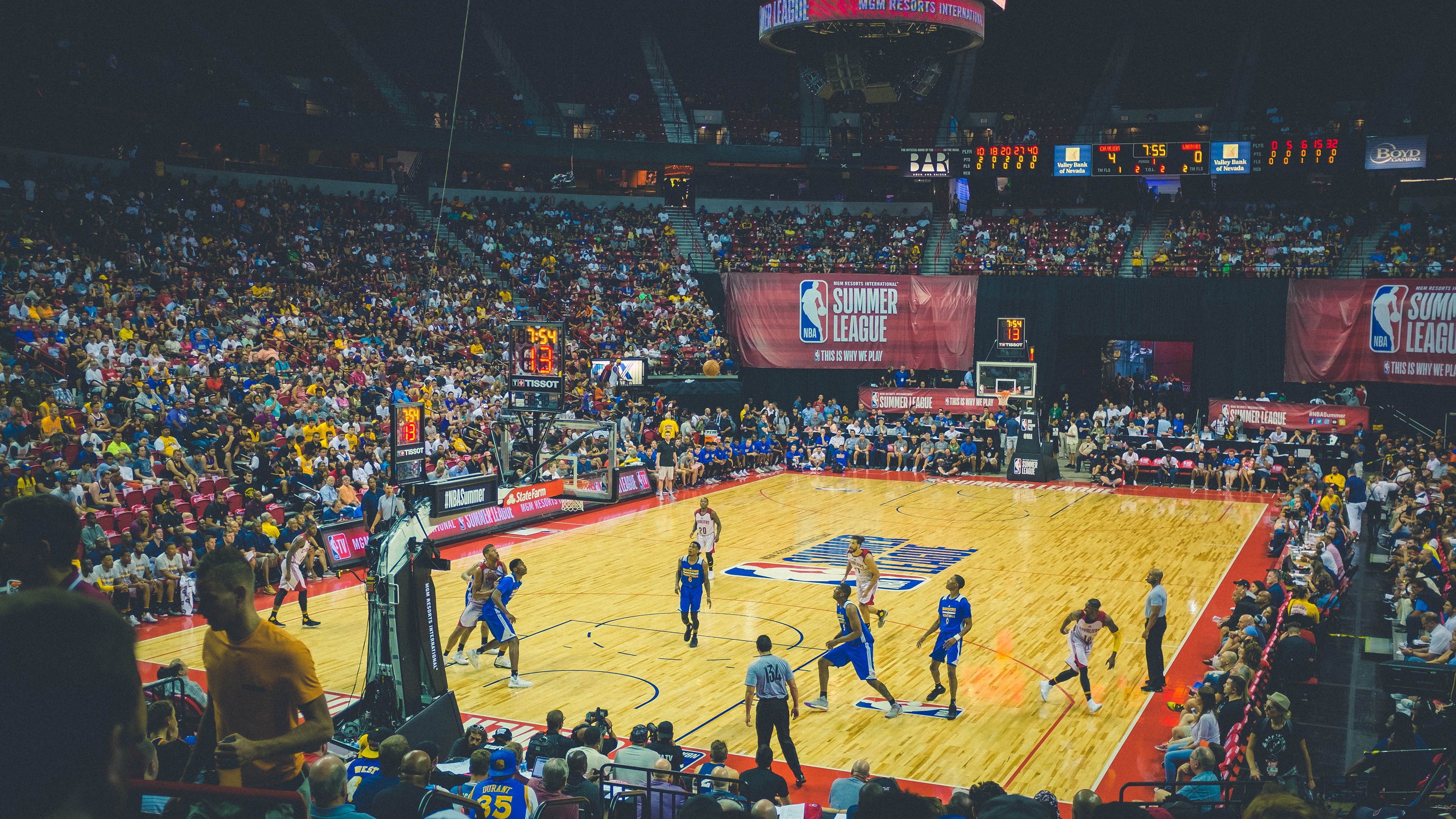 _湖人队士气高昂，向季后赛目标迈进_，湖人队v